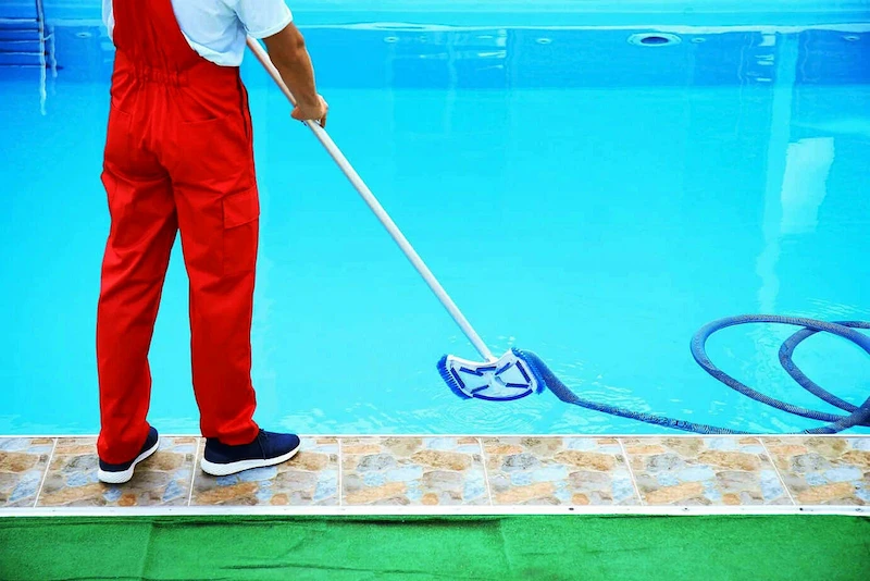 تنظيف مسابح